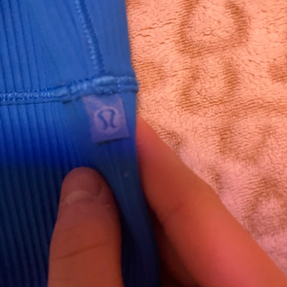 Lululemonn power pivot tank - Picture 3 of 4